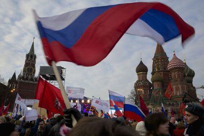 Manifestantes en la plaza Roja de Moscú en apoyo de la integración de Crimea en Rusia.