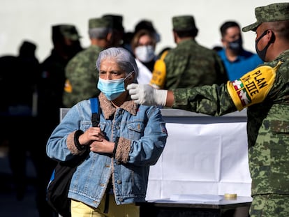 Un hombre, en los módulos de vacunación contra la covid-19 del Hospital Militar Regional de Especialidades en Monterrey, Nuevo León.