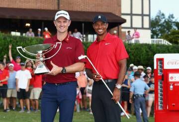 Justin Rose, campeón de la FedEx Cup, y Tiger Woods, campeón del Tour Championship, con sus trofeos.