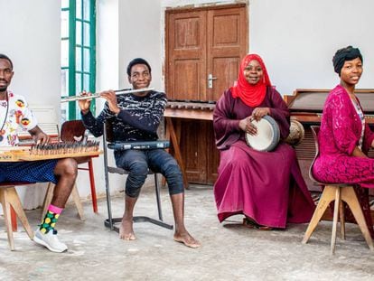 Algunos de los alumnos de la única academia de música del mundo donde se enseñan las artes de los sonidos tradicionales suajili.