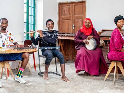 Algunos de los alumnos de la única academia de música del mundo donde se enseñan las artes de los sonidos tradicionales suajili.