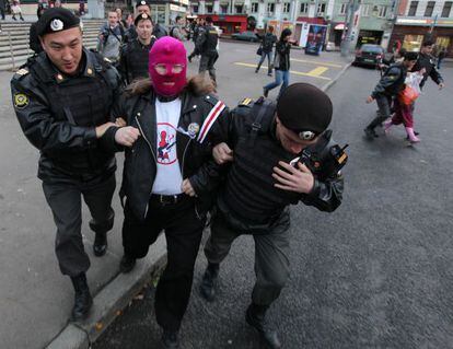 La polic&iacute;a detiene a un manifestante tocado con un gorro estilo Pussy Riot junto a la sede de la presidencia, en Mosc&uacute;.