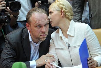 Yulia Timoshenko conversa con su abogado durante la vista preliminar del juicio contra ella por abuso de poder.