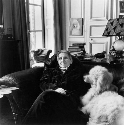 La escritora Gertrude Stein con su perro Basket en su apartamento de París en 1946.