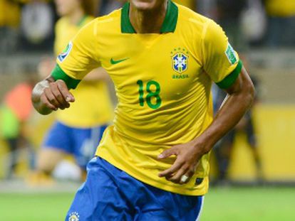 Paulinho celebra un gol contra Uruguay en la Confederaciones.