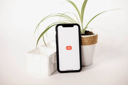 Smartphone con logo de YouTube