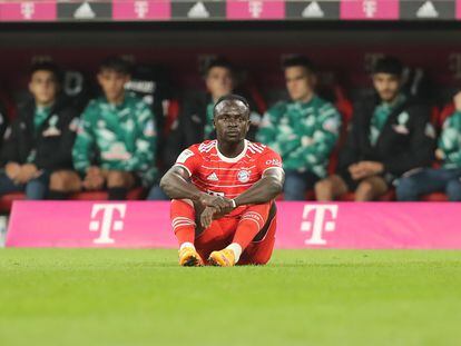 Sadio Mané, sentado sobre el césped del Allianz Arena, tras su lesión este martes.