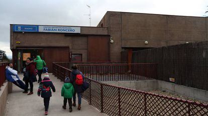Entrada del Centro Polideportivo Municipal &quot;Fabi&aacute;n Roncero&quot; de Madrid.