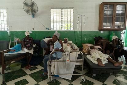 Heridos por el terremoto y sus familiares, en una sala del hospital de Los Cayos. 