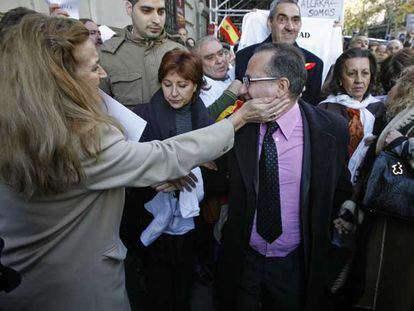 Alcaraz, acompañado por un grupo de seguidores a la puerta de la Audiencia Nacional.