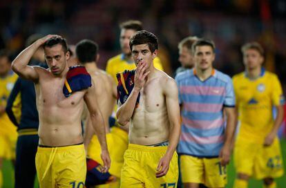 Los jugadores del BATE abandonan el campo de juego después de perder frente al FC Barcelona.