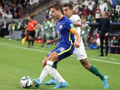 Azpilicueta protege el balón ante el brasileño Dudu en la final del Mundial de Clubes ganada por el Chelsea al Palmeiras en 2022