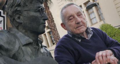 Juan Carri&oacute;n posa junto la estatua de John Lennon em Almer&iacute;a. 