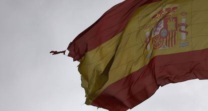 La bandera de Espa&ntilde;a de la Plaza de Col&oacute;n, desgarrada por el viento.