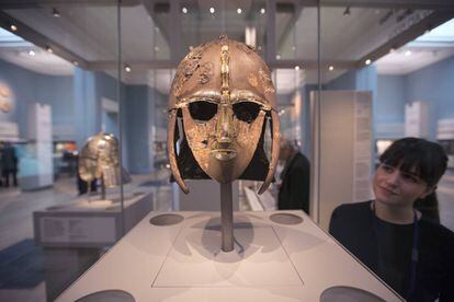 Casco del tesoro de Suttun Hoo en el Museo Británico de Londres.