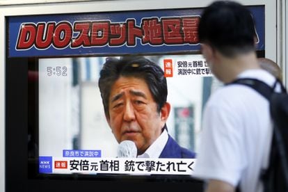 Las televisiones anuncian el fallecimiento de Abe, tiroteado en un atentado, el viernes en Tokio.