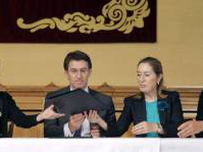 El presidente de la Xunta, Alberto Núñez Feijóo, (2i), junto a la ministra de Fomento, Ana Pastor, el presidente de Renfe, Julio Gómez-Pomar (d) y de la directora de la Agencia de Turismo de Galicia, Nava Castro, un acuerdo de colaboración sobre tarifas y nuevas rutas turísticas de los trenes en galicia, esta tarde en Santiago de Compostela.