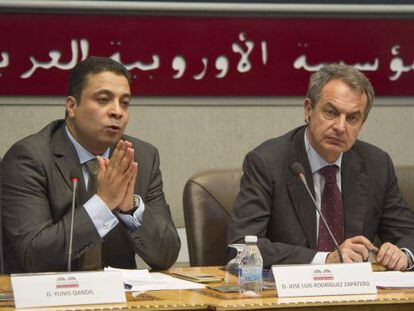 Zapatero, junto al presidente de la Fundaci&oacute;n Mominoun de Estudios e Investigaci&oacute;n, Yunis Qandil, en Granada.