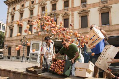 Agricultores de Lleida queman fruta en rechazo a las decisiones de la Comisión Europea.
