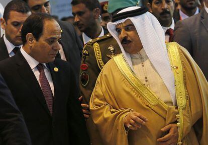 Al Sisi (izquierda) junto al rey Hamad de Bahrein, este viernes en Sharm el Sheij.