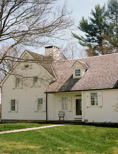 Cambiarlo todo para que nada cambie: este fue el objetivo de la arquitecta Charlotte Worthy al renovar esta granja de estilo inglés de 1790, en perfecto tándemcon la paisajista Janice Parker.