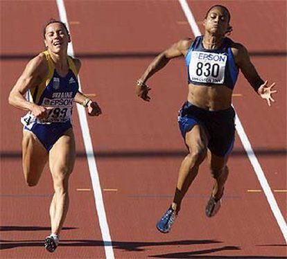 Zhanna Pintusevich (a la izquierda) y Marion Jones curzan la línea de meta.