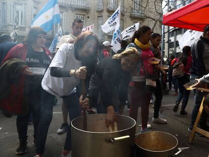 Organizaciones sociales preparan una olla popular en Plaza de Mayo durante una protesta en septiembre pasado.