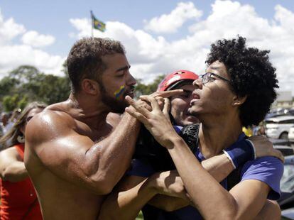 Manifestantes se enfrentan en Brasilia.