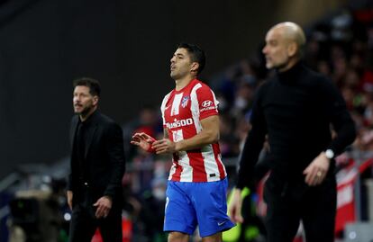 Luis Suárez, entre Simeone y Guardiola, el miércoles en el Metropolitano.
