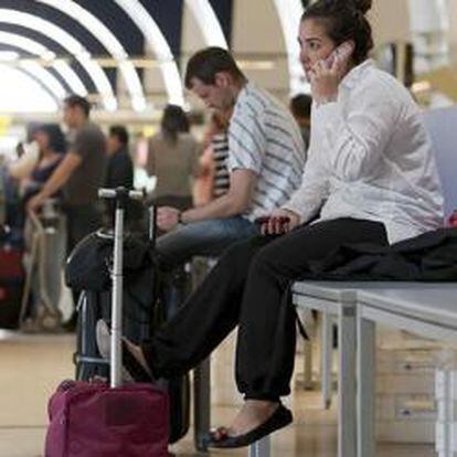 Pasajeros esperan en el aeropuerto de Sevilla.