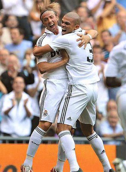 Guti celebra el gol 5.000 del Real Madrid en liga