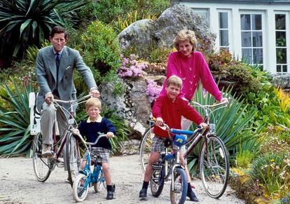 El príncipe Carlos y la princesa Diana con sus hijos, los príncipes Guillermo, a la derecha, y Enrique en un paseo en bicicleta, el 1 de junio de 1989, alrededor de la isla de Tresco (Reino Unido).