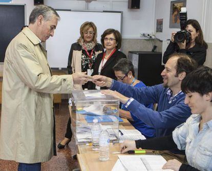 Ramón Jáuregui vota en los comicios europeos en su colegio electoral de Vitoria.