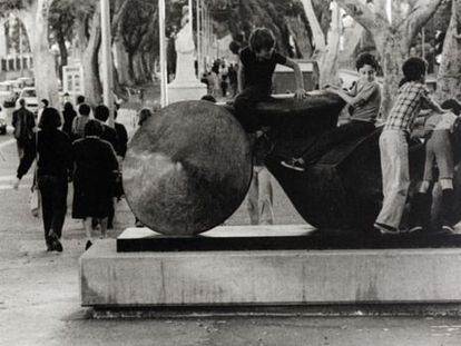 'Guerrero de Goslar', de Henry Moore, expuesta en las calles de Santa Cruz de Tenerife a finales de los setenta.