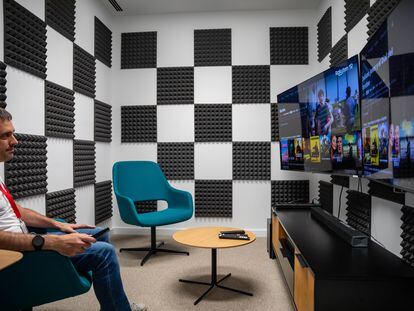 Sala de testeo de audio e imagen Rakuten TV en varios modelos diferentes de televisores.