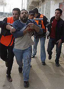 Jóvenes palestinos ayudan a un hombre herido ayer en Gaza.