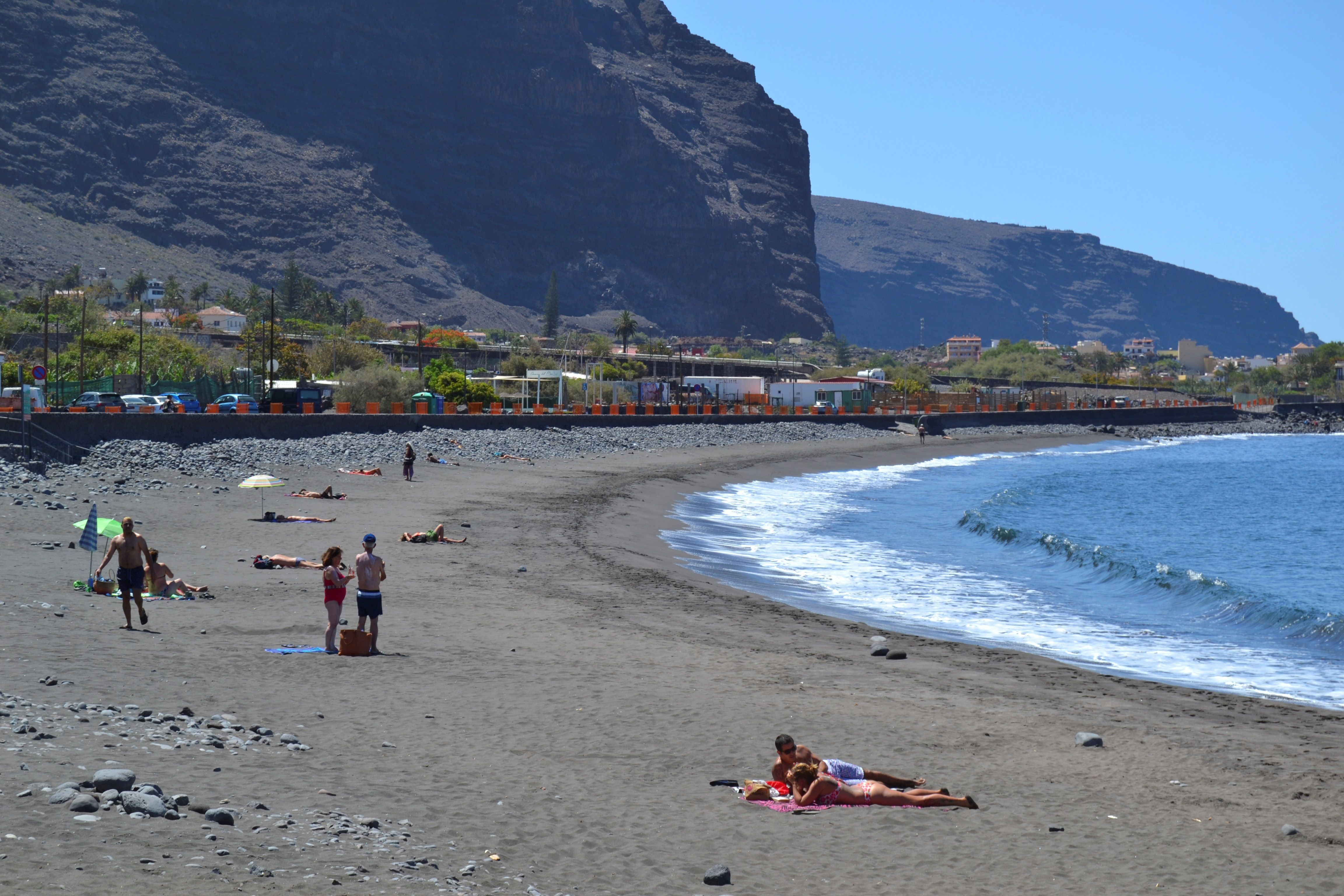 Varias personas toman el sol en una playa de La Gomera el 1 de junio.