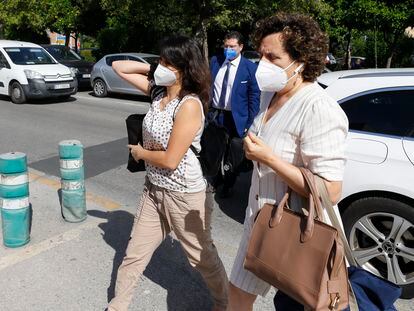 Juana Rivas (izquierda), antes de acceder al centro de inserción social Matilde Cantos en Granada el pasado viernes.