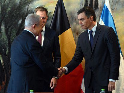 El presidente del Gobierno, Pedro Sánchez, saluda al primer ministro de Israel, Benjamín Netanyahu, en presencia del primer ministro de Bélgica, Alexander de Croo, el 23 de noviembre en Jerusalén.