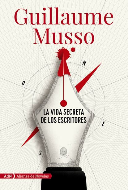 La vida secreta de los escritores (Alianza Editorial, 18 euros) narra la historia de Nathan Fawles, un exitoso escritor que, tras haber publicado obras de culto, deja de escribir y se retira a Beaumont, una isla agreste. Casi 20 años más tarde, el autor sigue sin escribir una sola palabra y sin conceder entrevista alguna, así que la periodista Mathilde Monney decide acudir al lugar para conocer sus secretos. Ese mismo día aparece en la playa el cuerpo de una mujer y las autoridades acordonan toda la isla. Un cara a cara de verdades y mentiras que el lector no logrará resolver hasta la última página.