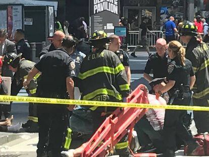 Sanitarios y bomberos atienden a un herido en Times Square.