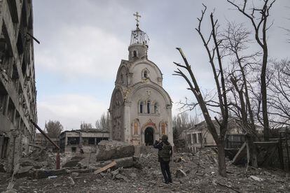 Zona residencial después de un bombardeo, una militar ucrania saca una foto a una iglesia  Marioupol, Ucrania, 10 marzo, 2022.

