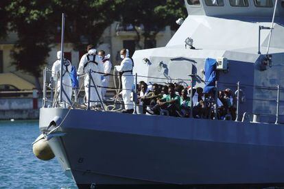 Un barco malt&eacute;s con inmigrantes rescatados en La Valeta.