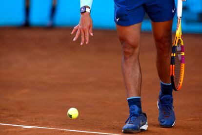 El tenista Rafa Nadal bota la pelota antes de realizar su saque. Juan Medina/REUTERS