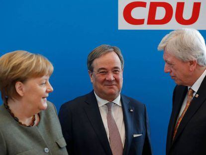 La canciller alemana Angela Merkel habla con Armin Laschet (en el centro) y el primer ministro del Estado de Hesse, Volker Bouffier.