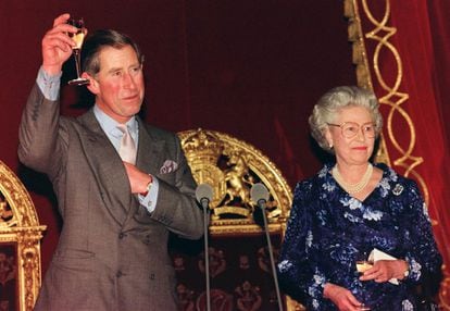 El príncipe Carlos de Inglaterra y la reina Isabel II brindan en la fiesta de celebración del 50º cumpleaños del Príncipe de Gales, durante una fiesta en el Palacio de Buckingham, el 13 de noviembre de 2008.