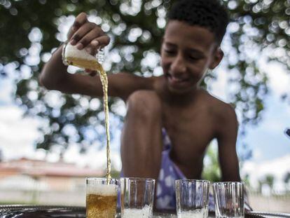 Uno de los pequeños se encarga de preparar el té para su familia de acogida y amigos. Para los saharauis, con una merecida fama de pueblo hospitalario, ofrecer té es un gesto de generosidad.