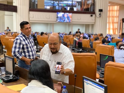 Edwin Castro, jefe de la bancada sandinista, burlándose de la covid-19 en plena sesión legislativa en marzo.