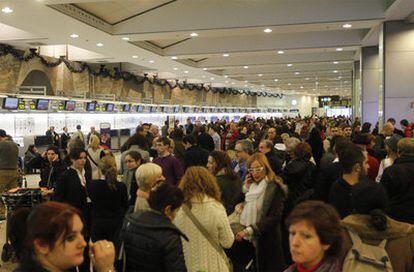 Unos pasajeros esperan en la Terminal 2 del madrileño aeropuerto de Barajas.