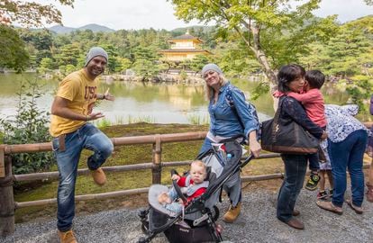 Con un carrito de bebé en el Pabellón Dorado (Kinkaku-ji) de Kioto (Japón).

